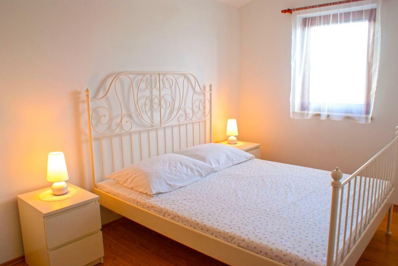 Apartmani Ribarica**** Karlobag Eksteriør billede